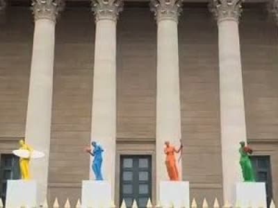 6 statues aux couleurs du drapeau LGBT ornent désormais la devanture de l'assemblée nationale pour célébrer les jeux olympiques et paralympiques de Paris 2024.