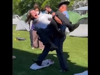 Un policier Américain évacue un manifestant tel un sac de patates