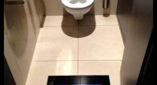 Les toilettes dans un cinéma Suisse ...