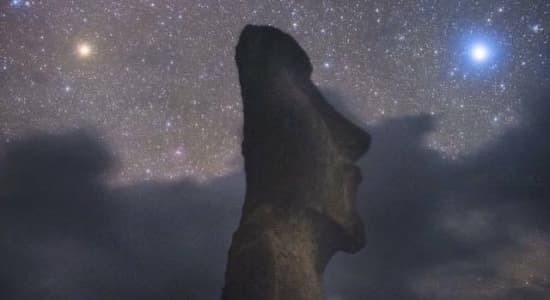 Constellation d’Orion derrière une statue de l’île de Pâques