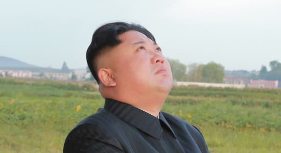 Kim contemplant sa jauge de points 