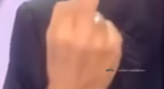 A qui est ce doigts?