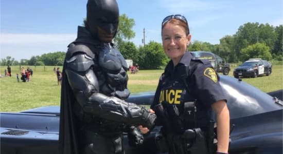 Batman dans la team Froces de police