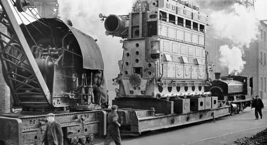 Grue et locomotive à vapeur sur un chantier naval.