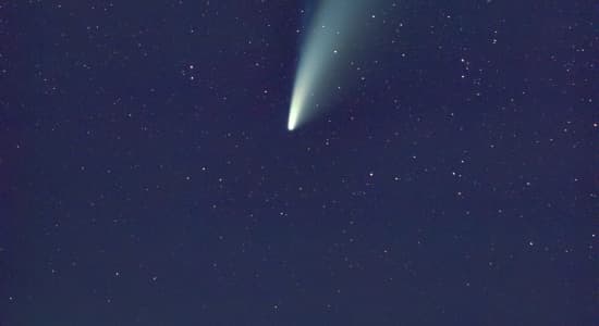 La comète Neowise, probablement la plus belle chose que nous ait réservé 2020.. La comète est désormais facilement observable dès la tombée de la nuit jusqu'au levé du jour (circumpolaire). Vous n'avez plus d'excuse pour ne pas aller l'observer !