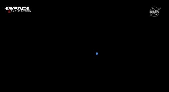 La Terre vue depuis Artemis 1, qui vient de sortir de derrière la Lune.