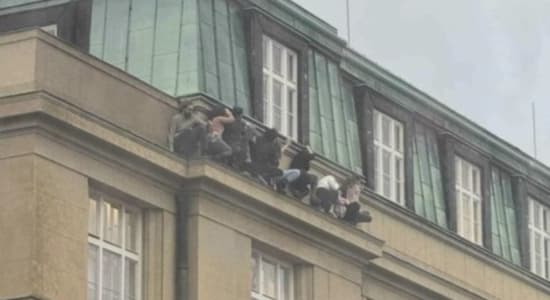 Des étudiants se cachent sous une fenêtre lors de la fusillade à l'Université Charles de Prague