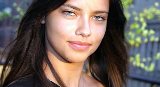 Adriana Lima sans maquillage.