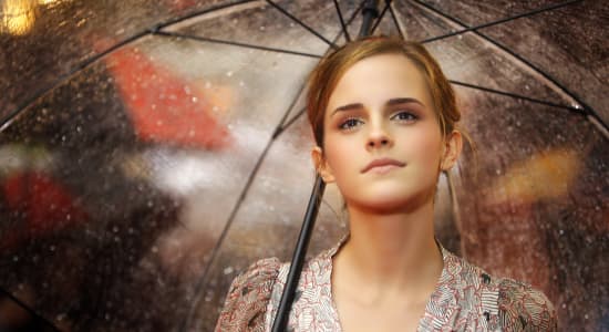 Emma Watson sous la pluie (parapluie)