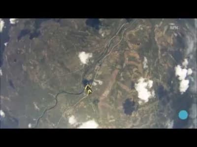 Un parachutiste échappe de peu à une météorite