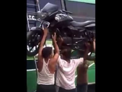 Comment charger une moto sur un bus