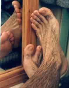 Les pieds devant le miroir.