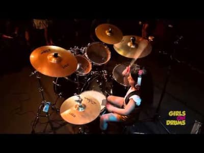 Eduarda Henklein 5 ans joue Chop Suey à la batterie