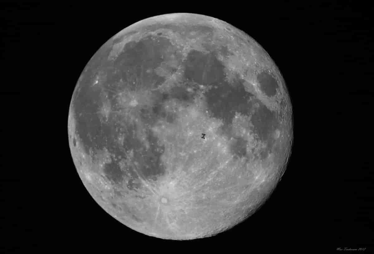 L'ISS passant devant la Lune