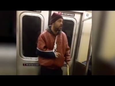 Un artiste de rue blame la relation star/groupie en chantant dans le métro New-Yorkais