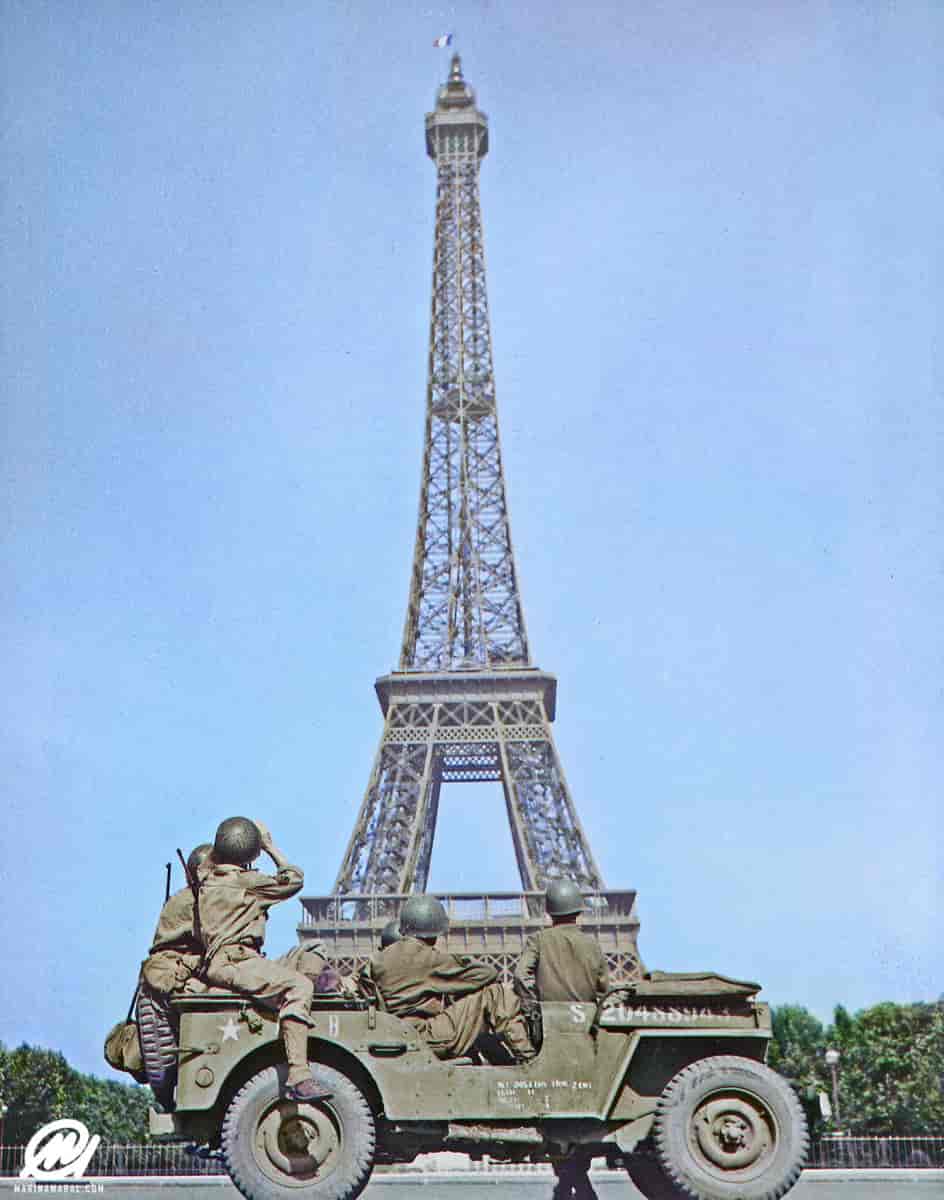 Le drapeau Français flotte à nouveau sur la Tour Eiffel.