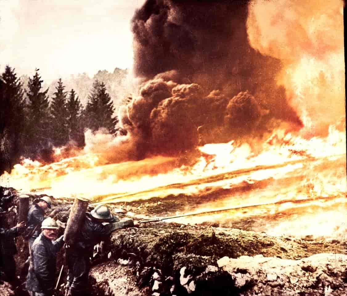 Lances-flammes français durant la bataille de Verdun (1916, colorisée) 