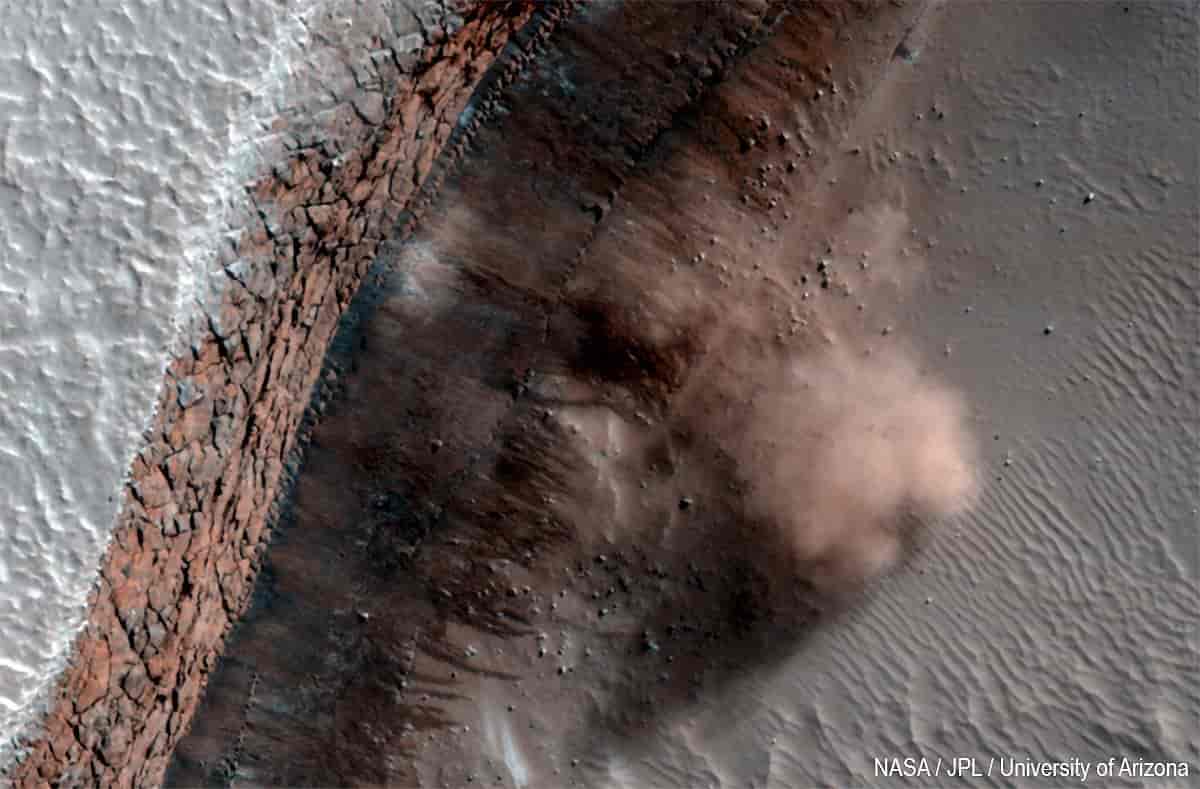 Une avalanche sur Mars laisse un nuage de poussière. Falaise de 600m de hauteur. Janvier 2010.
