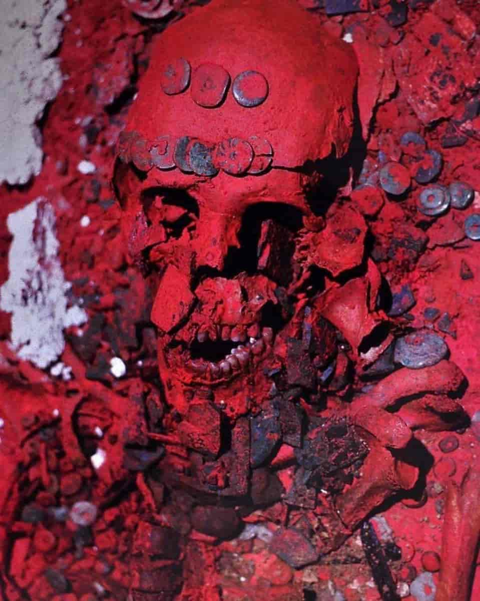 Les restes de la &quot;reine rouge&quot; trouvés dans la ville maya de Palenque au Mexique, datés de 600 à 600 après JC. Elle était recouverte de poudre de cinabre rouge vif.