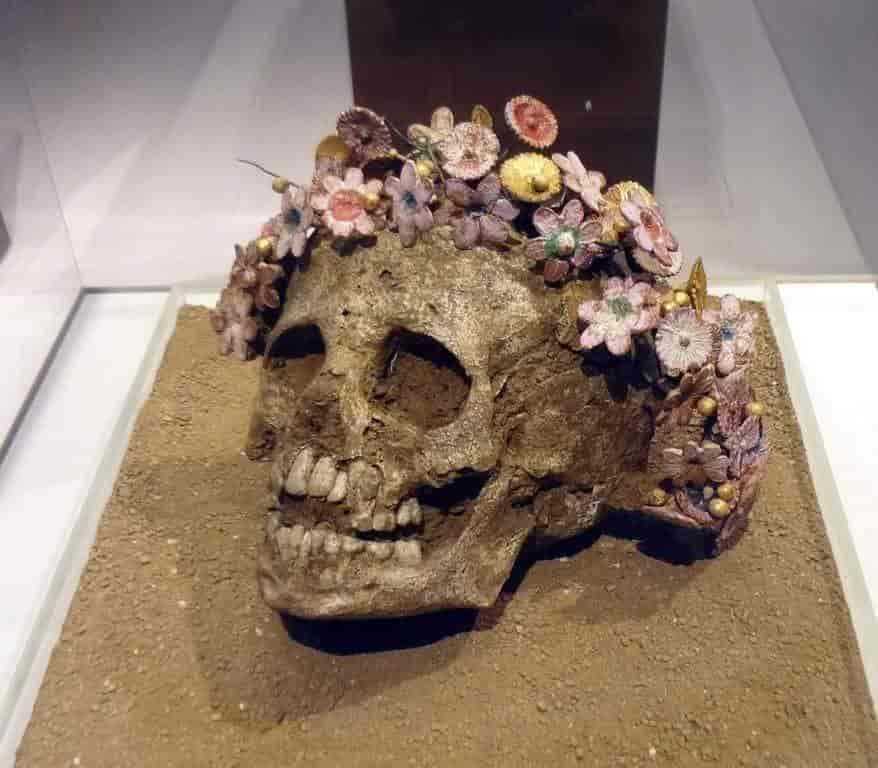 Le crâne d'une jeune fille enterrée portant une couronne en céramique - 300-400 av. Ce crâne réside actuellement dans le nouveau musée archéologique de Patras en Grèce.