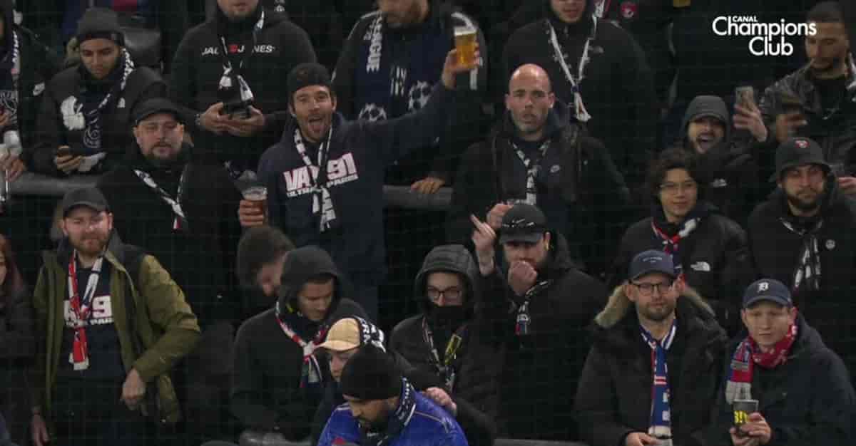 Thibault pinot en tribune avec les ultras et une bière dans chaque main lors du match de ce soir entre Dortmund et Paris
