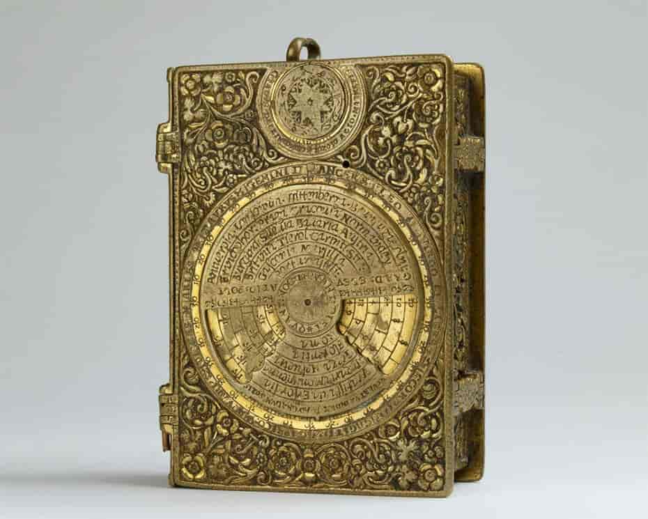 Une montre-horloge de 10 cm, dotée d'un tableau à roues lunaire, de cadrans solaires et même d'une alarme, vers 1570.
