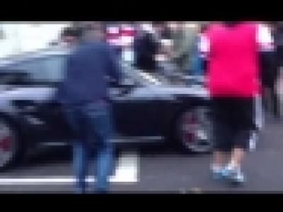 Des fans d\'arsenal abordent CAZORLA dans sa voiture.