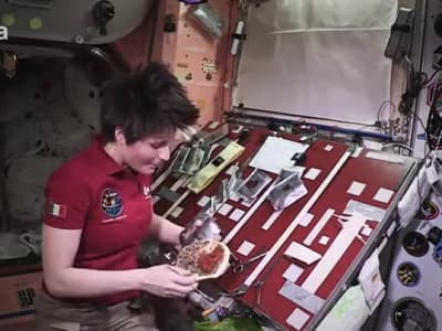 Manger une tortilla dans l'espace