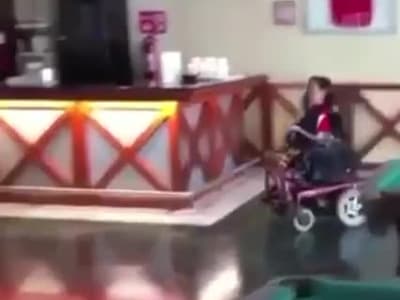 Handicapé sur un fauteuil roulant avec Mario Kart