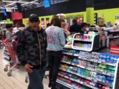 Un homme 'fou la merde à Auchan'