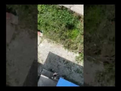 soldat russe VS drone = Jambe jeter poubelle
