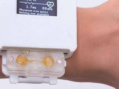 L’invention d’une montre « vivante » alimentée par un blob, pour lutter contre les déchets électroniques