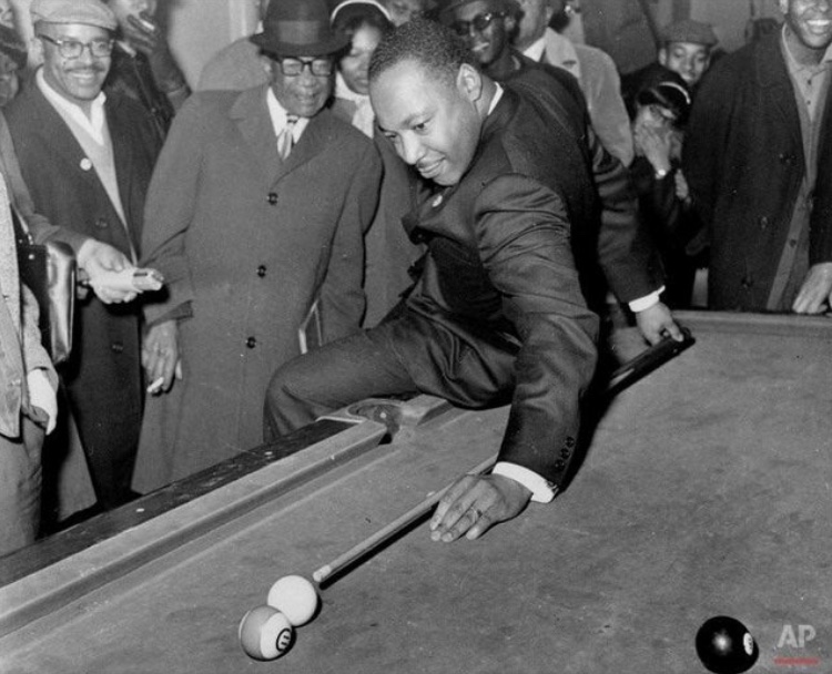 Martin Luther King jouant au billard, Chicago, 1966