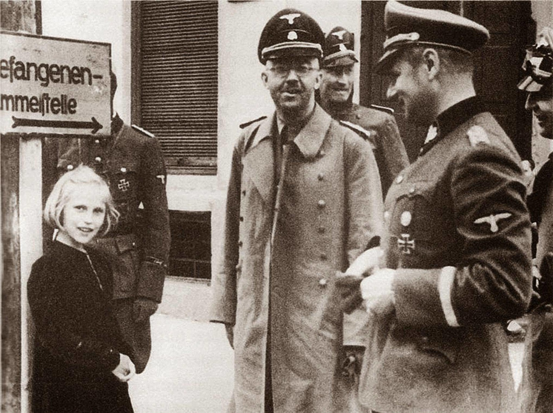 Heinrich Himmler et sa fille Gudrun, 12 ans, visitent le camp de concentration de Dachau. 