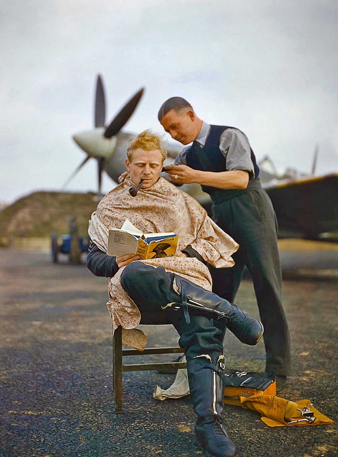 Pilote de la RAF se faisant couper les cheveux pendant une pause entre les missions, 1942