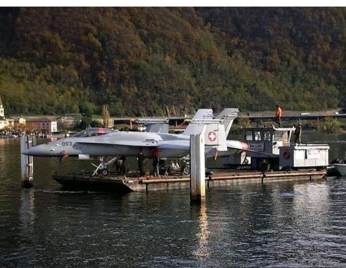 La Suisse profite du Corona pour envahir ses voisins. Notre porte-avion de qualité nous permet d'économiser quelques barils d'essence pour traverser le lac Léman afin d'envahir la France. 