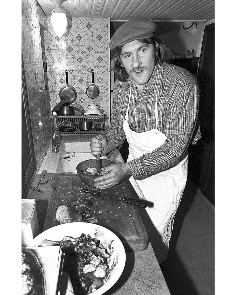 Gérard Depardieu photographié par Patrick Jarnoux, dans sa cuisine, chez lui, à Bougival, 1978