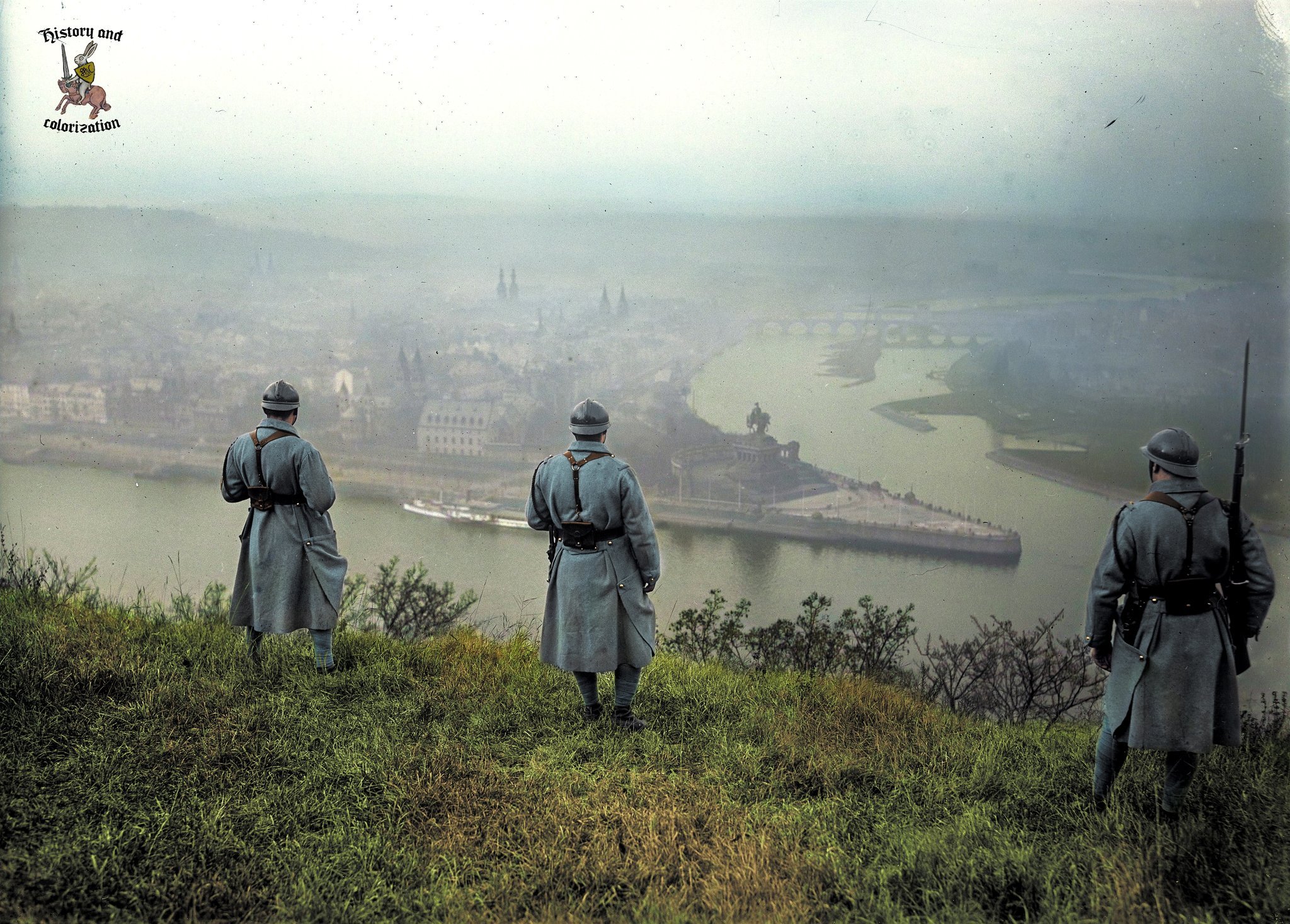 Soldats français, scrutant la ville de Coblence (Allemagne) depuis la forteresse d' Ehrenbreitstein. Années 20