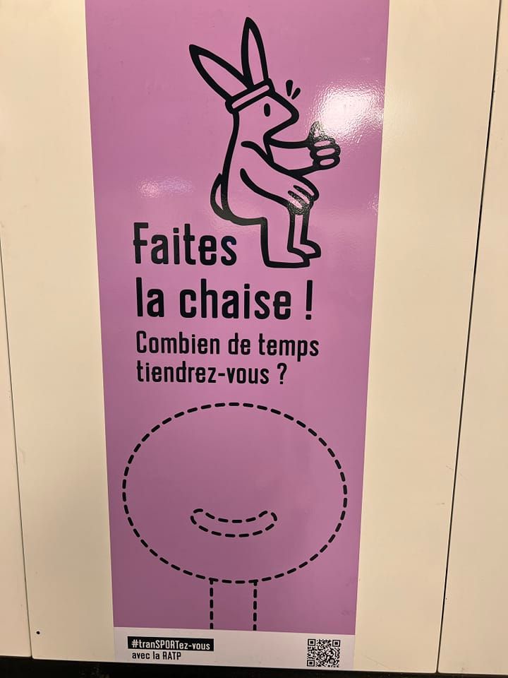 Pas de siège dans le RER, pas grave.Relevez le défi de la RATP et faites la chaise!