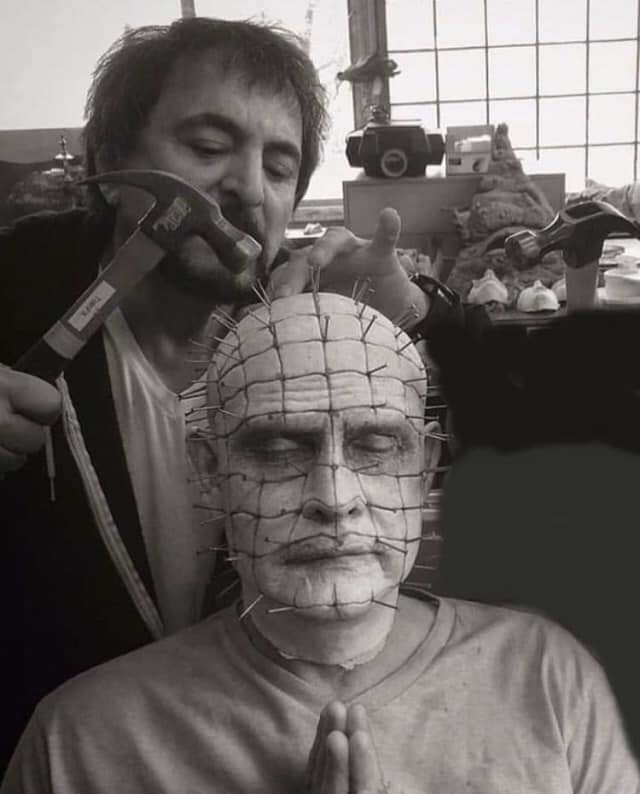 Tom Savini, pointure des effets spéciaux de l'époque et Doug Bradley sur le tournage de Hellraiser.