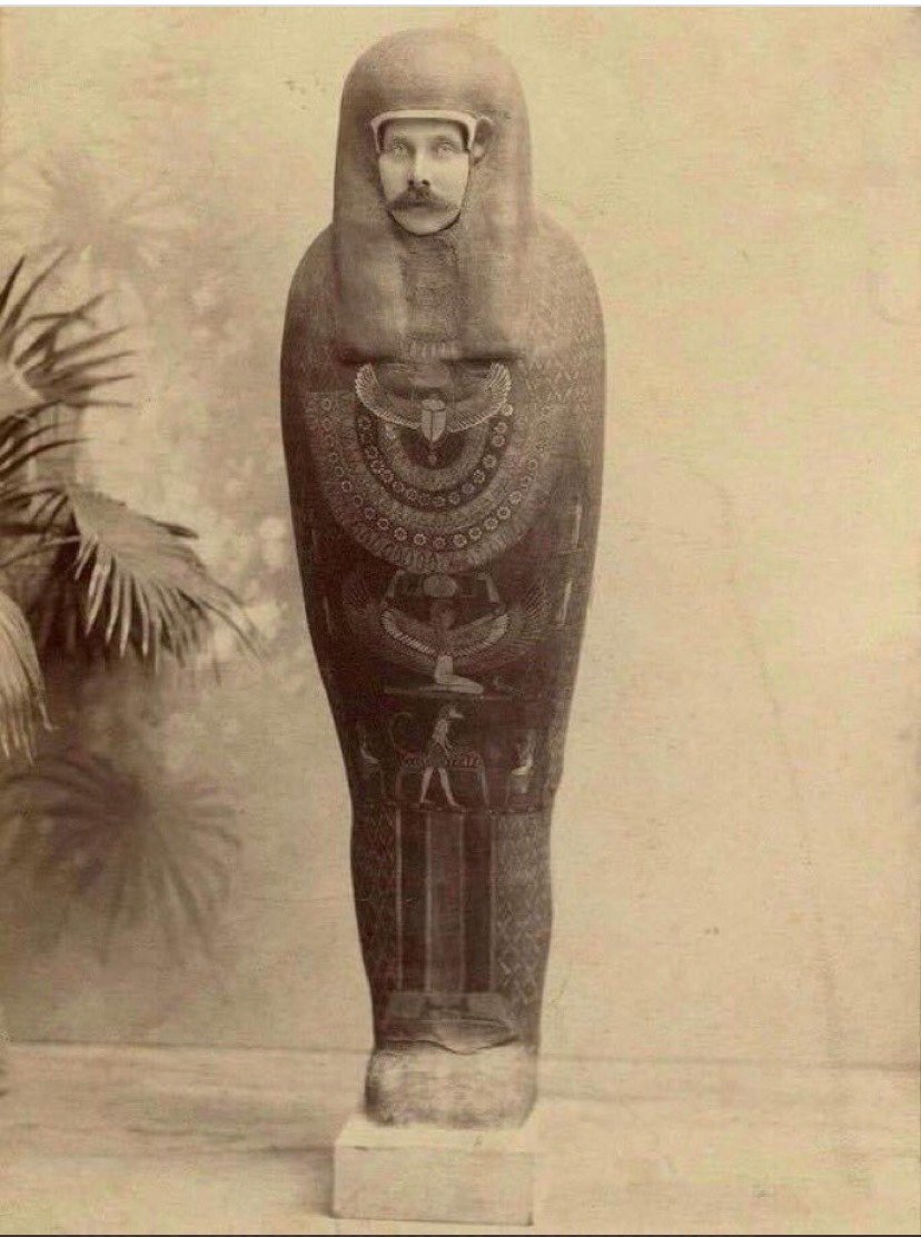 l'archiduc François-Ferdinand d'Autriche déguisé en momie pour une photo souvenir (vers 1895).