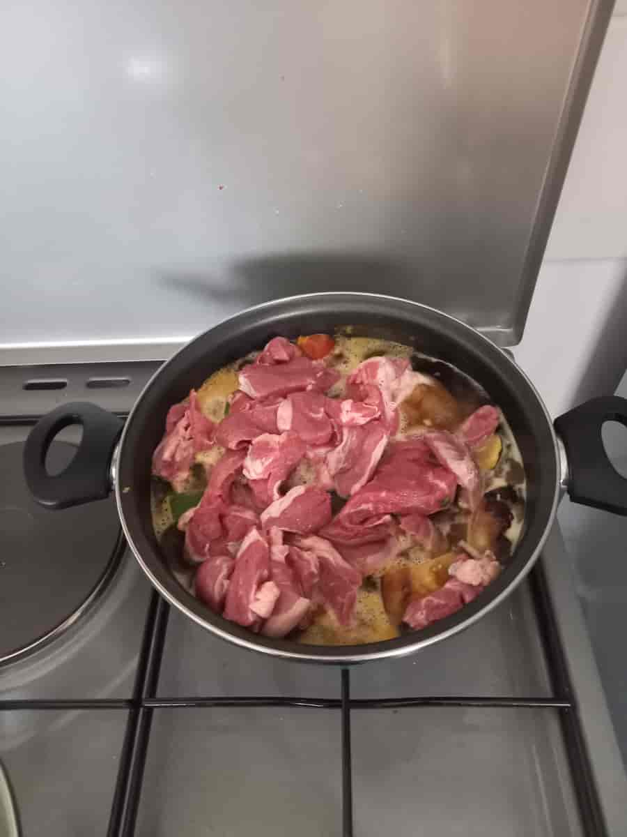Je tente un truc, ratatouille et irish stew mélangé. Soit poivron, tomate, oignon, aubergine, courgette, bière, patate et mouton. Si c'est pas de la mixité culturelle...