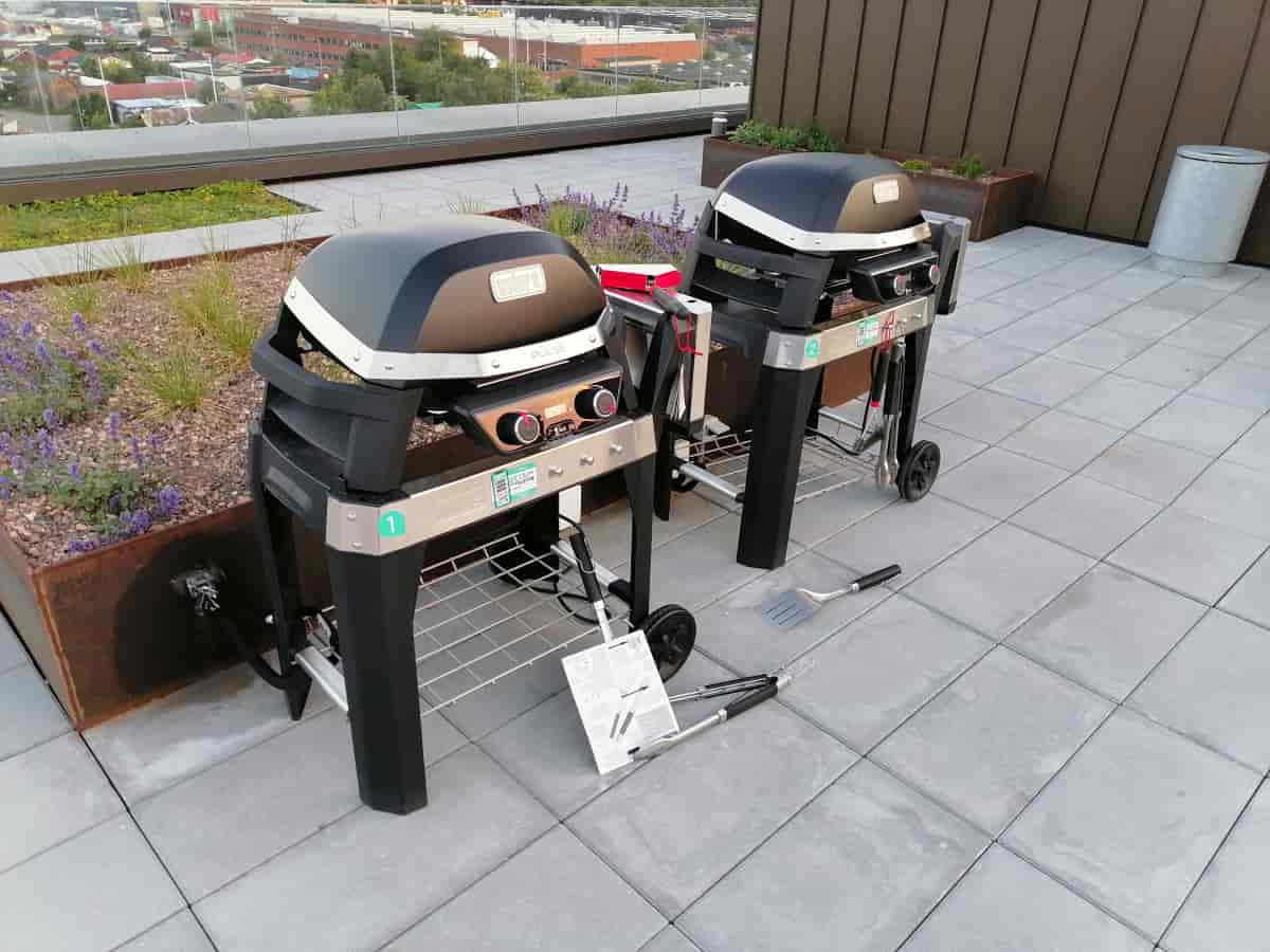 Danemark, des barbecues électrique en location sur une terrasse d'immeuble.