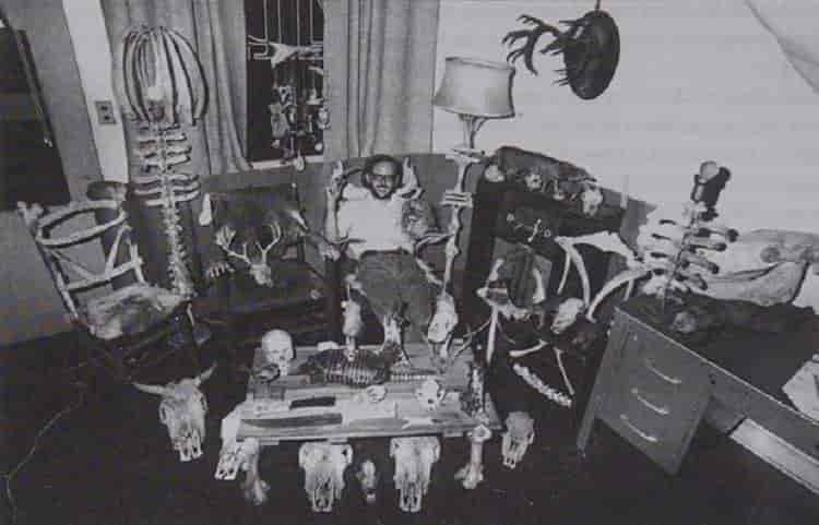 Le directeur artistique Robert Burns pose avec certains des accessoires macabres créés pour « The Texas Chain Saw Massacre » (1974).