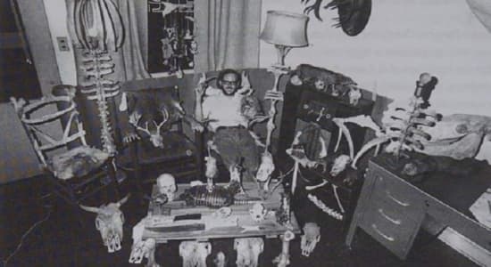 Le directeur artistique Robert Burns pose avec certains des accessoires macabres créés pour « The Texas Chain Saw Massacre » (1974).