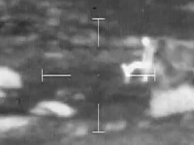 Une chèvre, 3 afghans et un hélicoptère apache qui les observe