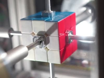 Rubik's Cube résolu en  0,305 seconde grâce à l'IA