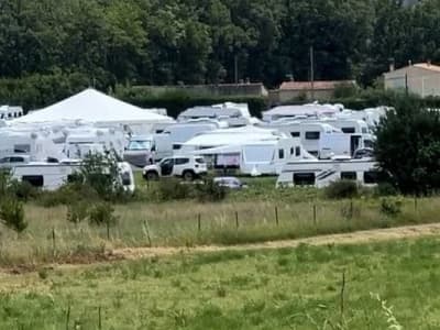 200 caravanes installées sur un terrain agricole, près de 20 tonnes de foin perdues