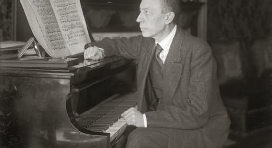 Rachmaninov devant un Steinway