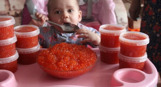 The grandmother brought a lot of red caviar from Kamchatka